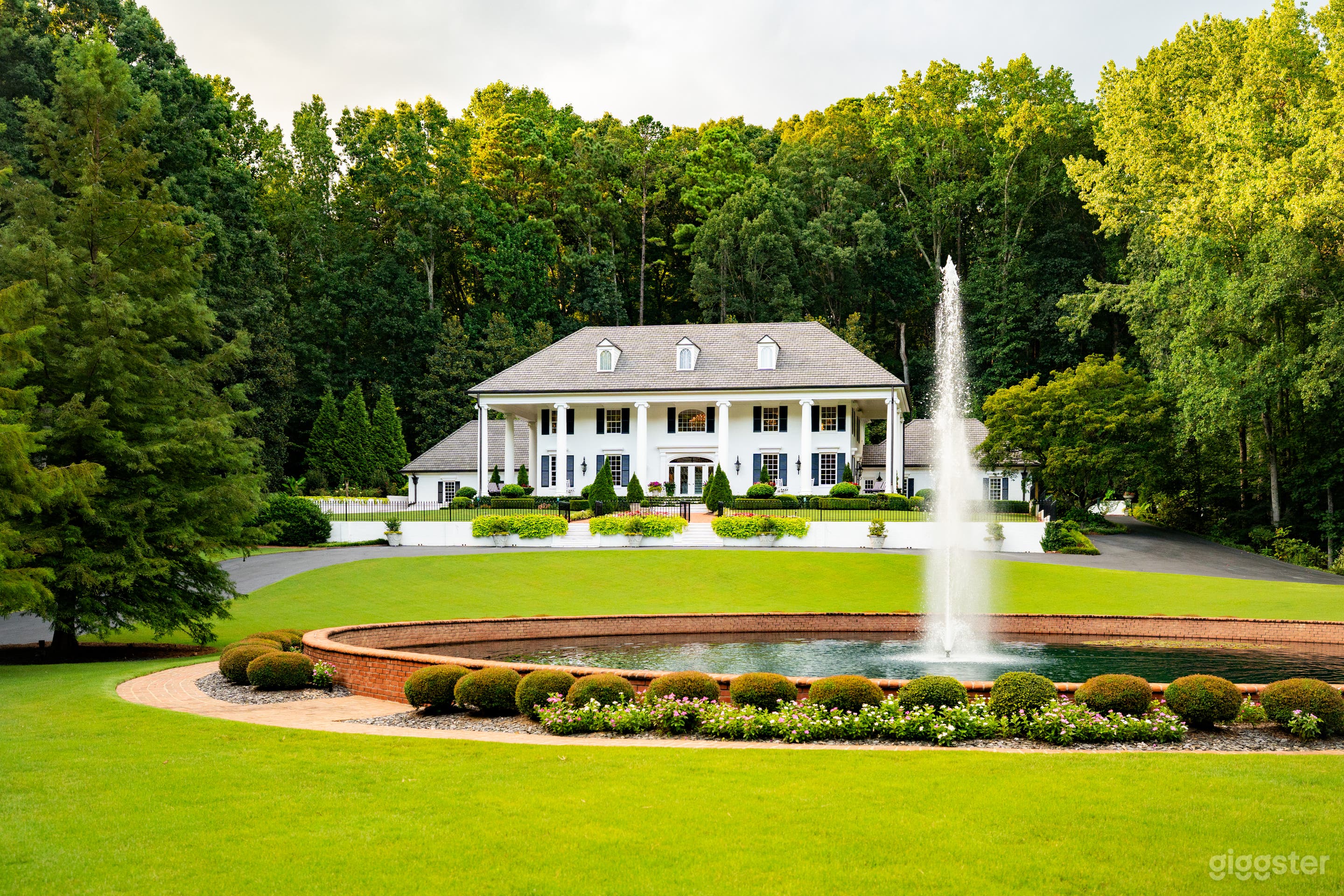 Chateau Noir Versatile Production Estate & High-End Finishes Photo 2