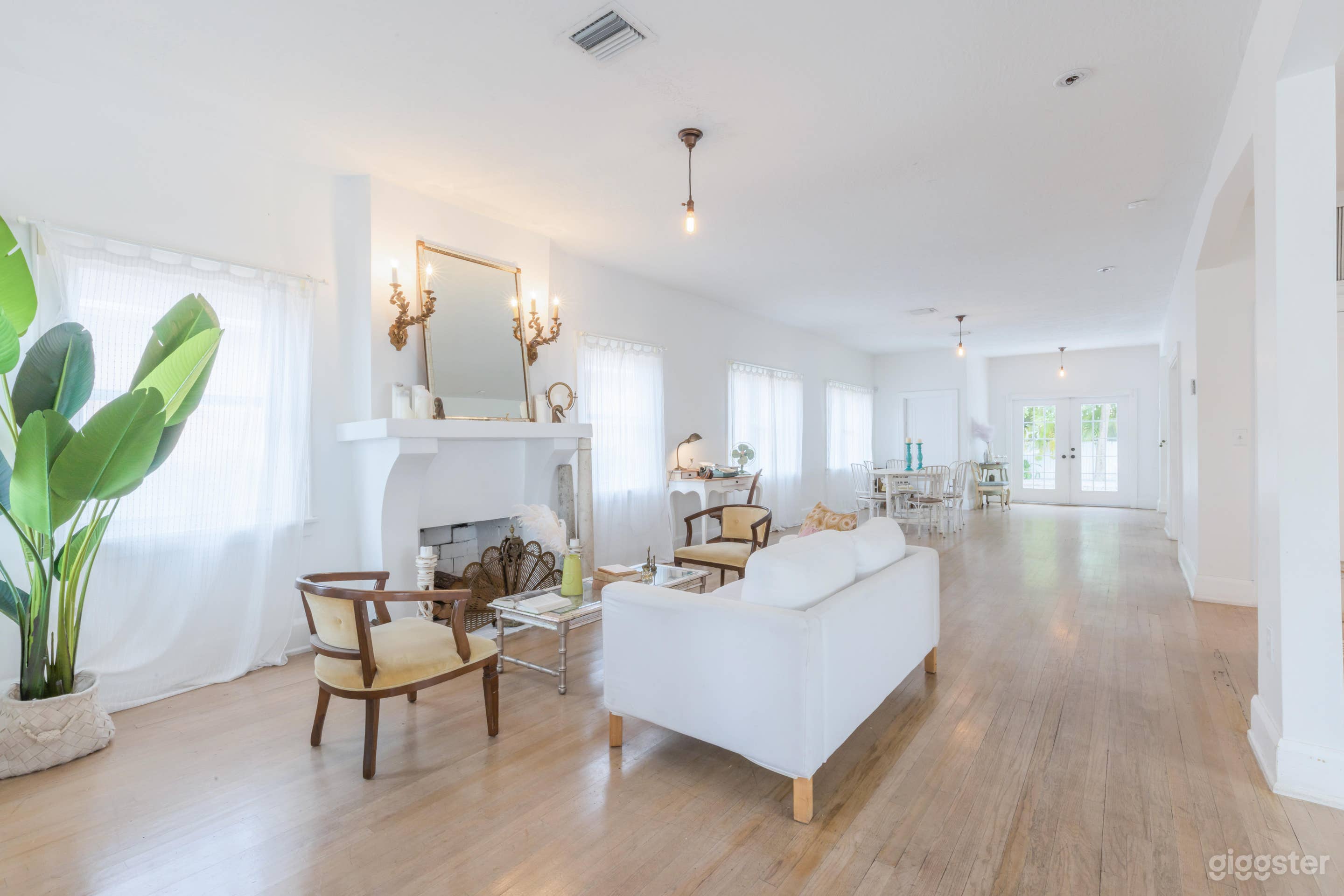 White Sand Daylight Studio Photo 4