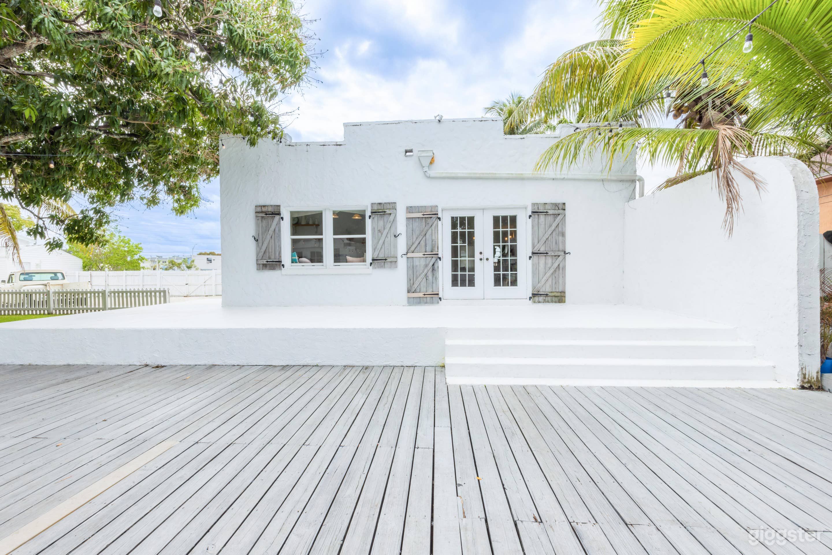 White Sand Daylight Studio Photo 1