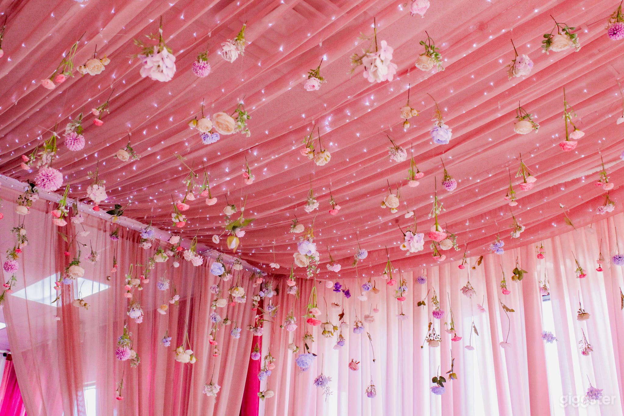 Pop &amp; Pose Space Photo 2