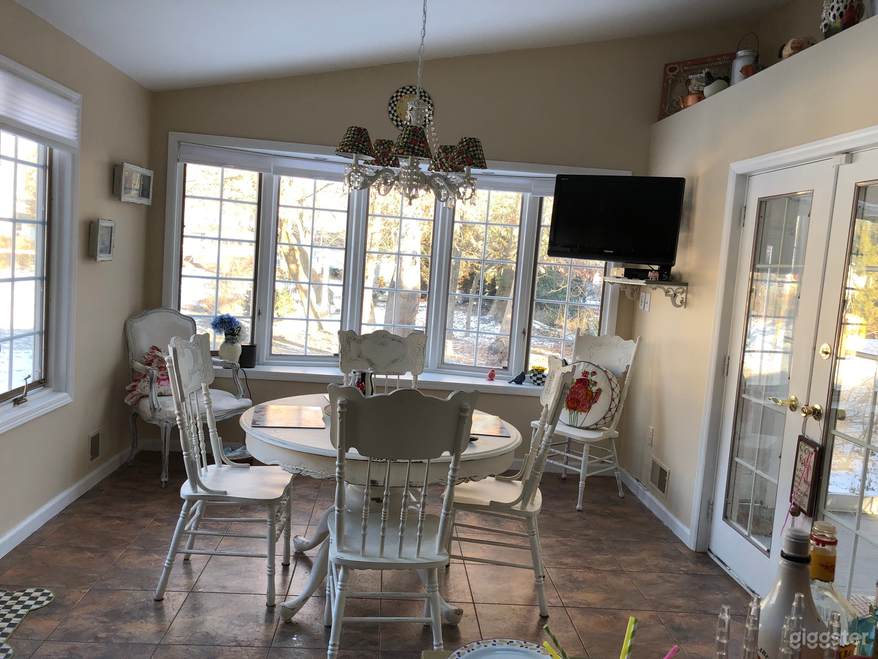 Charming, stone front home in lake community   Photo 4
