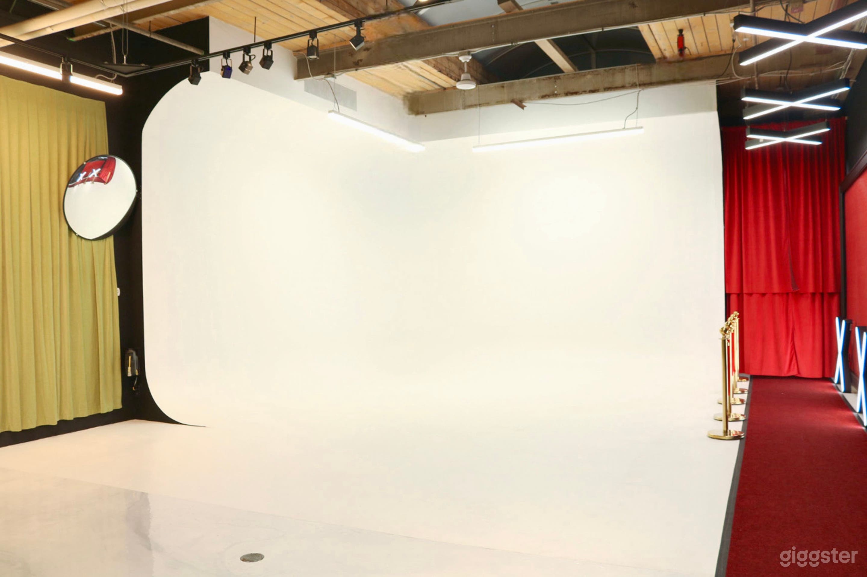 Natural Light Cyc Wall Studio + FREE LIGHTING Photo 3