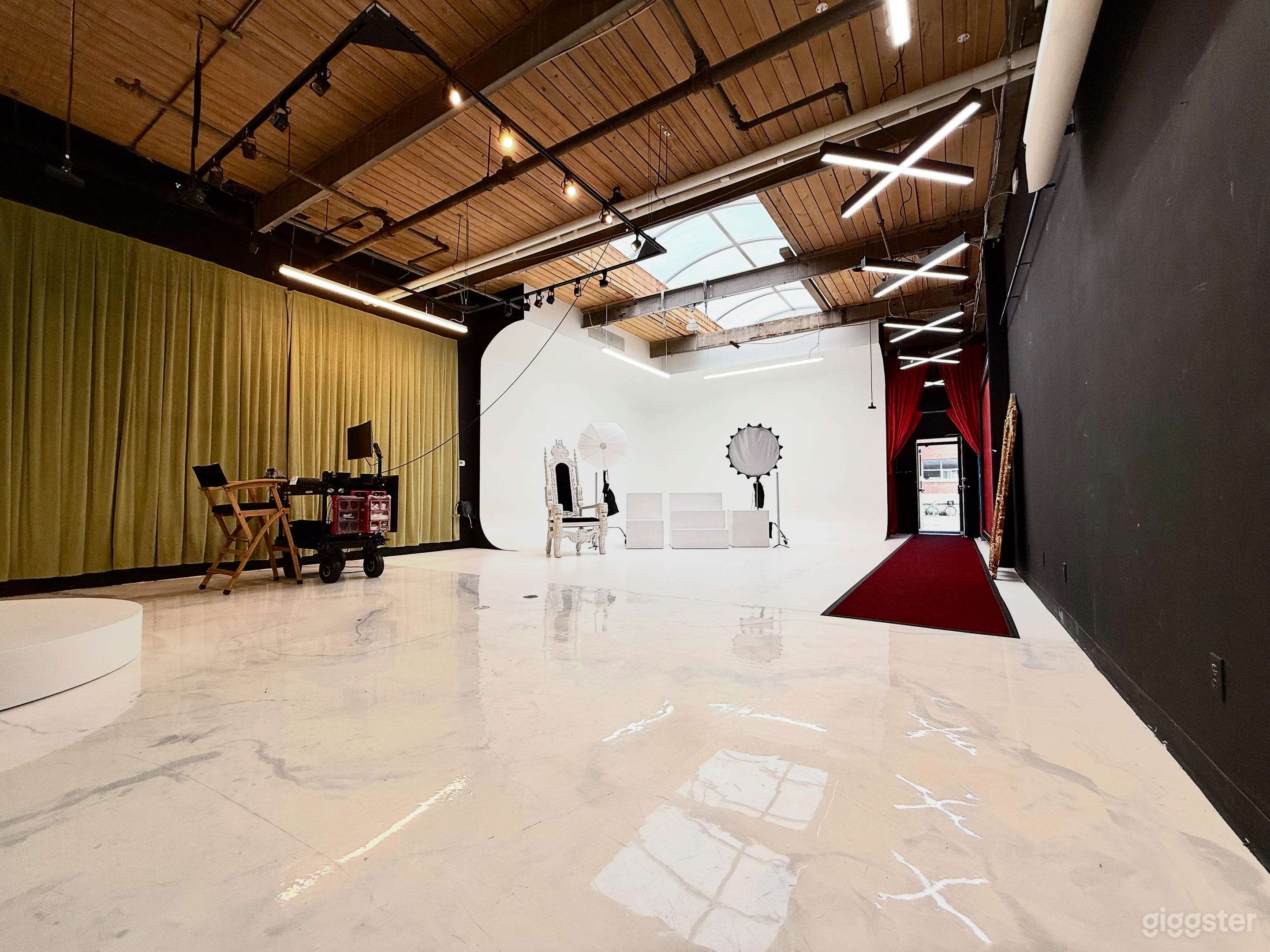 Natural Light Cyc Wall Studio + FREE LIGHTING Photo 1