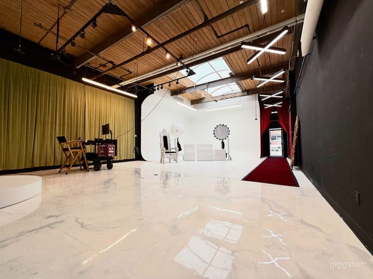  Natural Light Cyc Wall Studio + FREE LIGHTING 