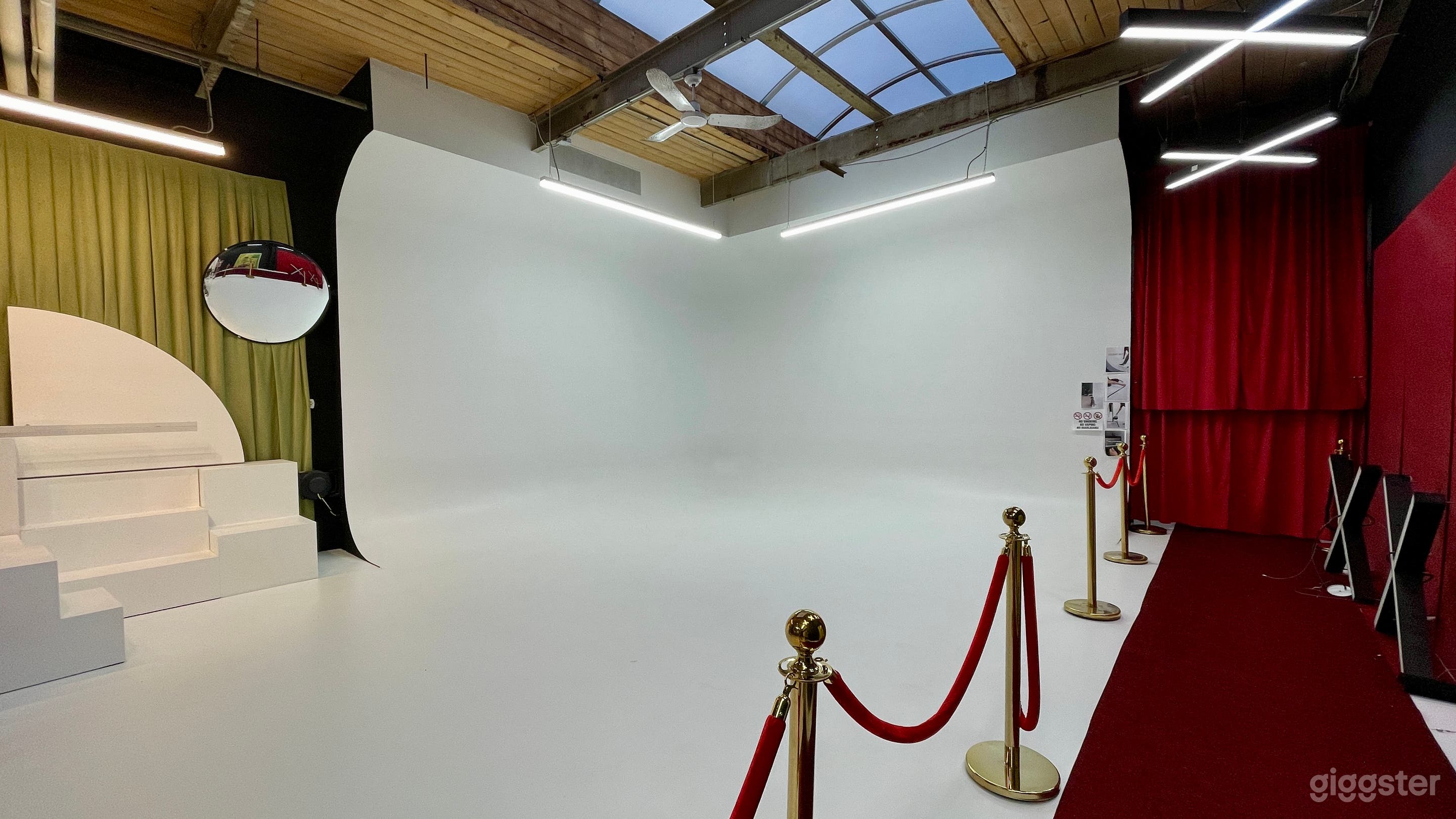 Skylight cyclorama wall 17’ x 17’ x 14 ‘
Free lighting kit with booking 