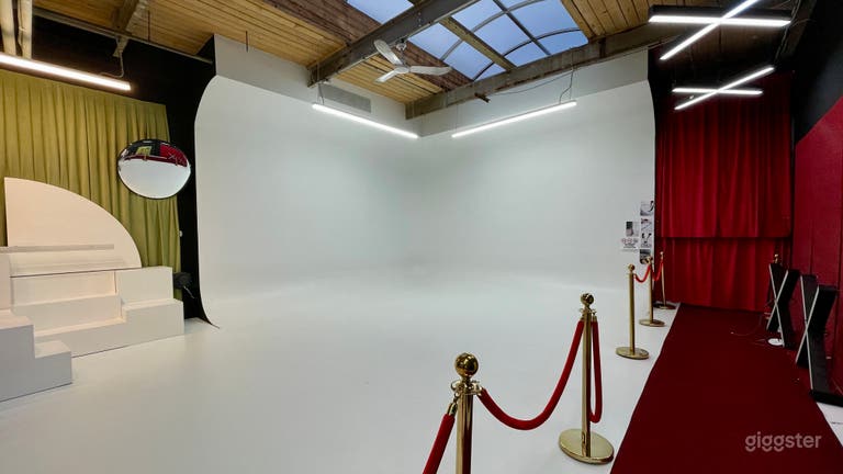  Skylight cyclorama wall 17’ x 17’ x 14 ‘
Free lighting kit with booking  