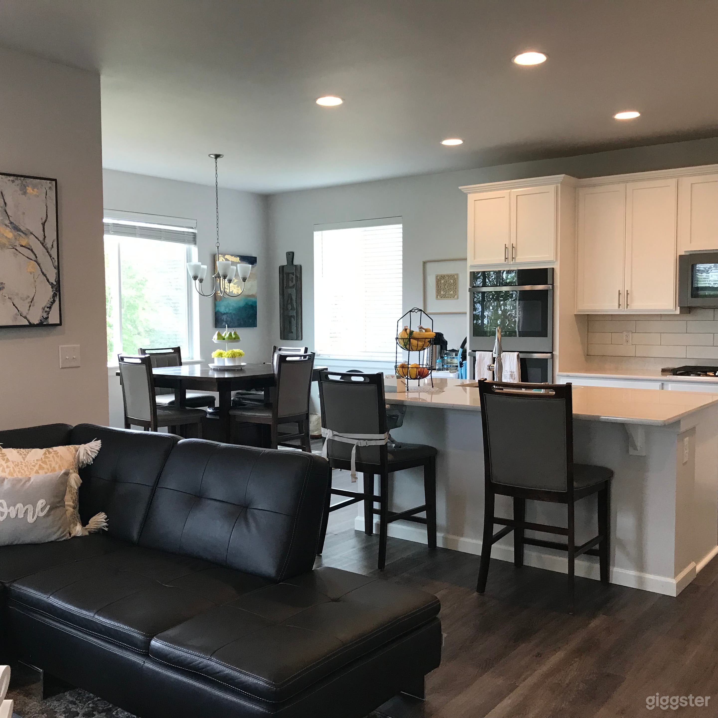 A unique, modern new house with natural light Photo 1