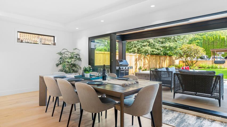  Dining area &amp; sliding doors 