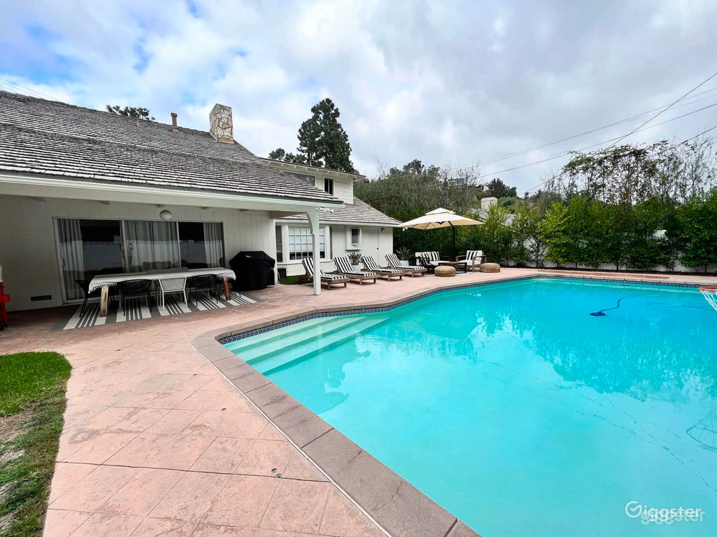 Large Rectangular Pool &amp; Backyard Photo 2