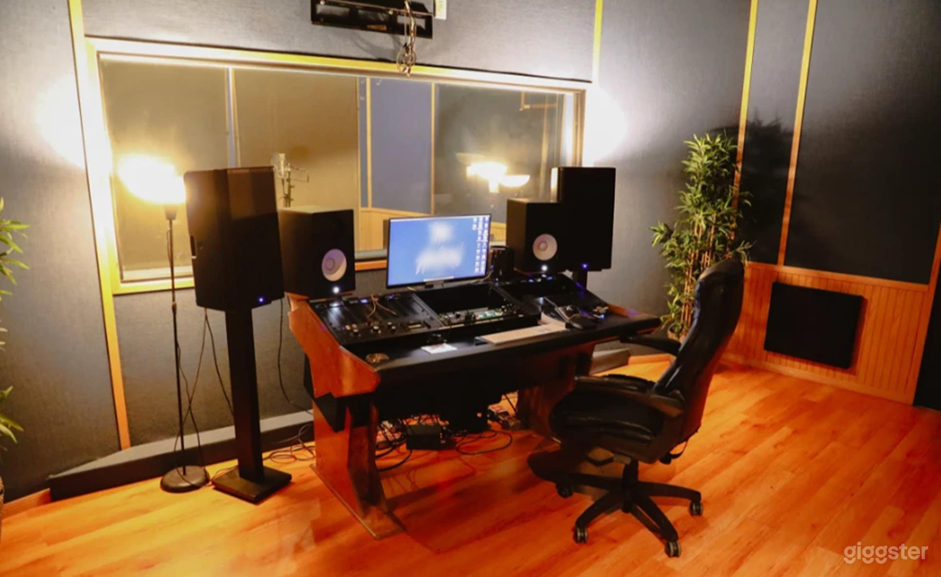 Luxury Recording Studio w/ Large Booth + Industry Sound Photo 4