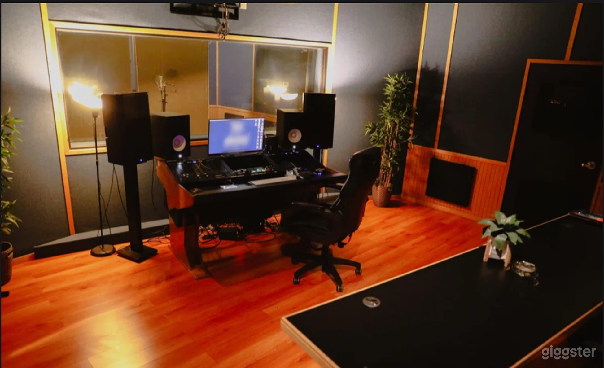 Luxury Recording Studio w/ Large Booth + Industry Sound Photo 3