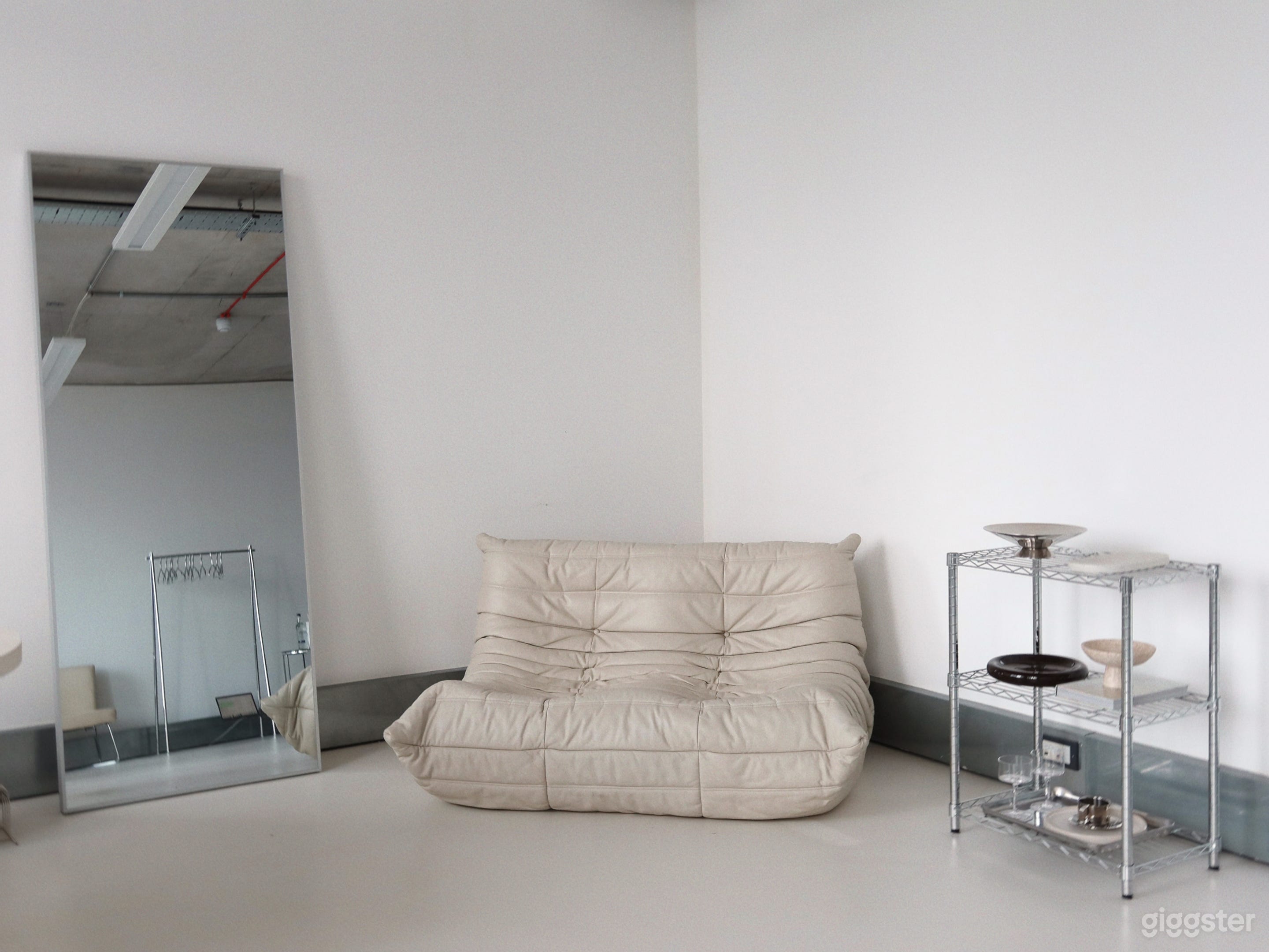 Minimal Industrial Content Studio, Notting Hill, West London Photo 4