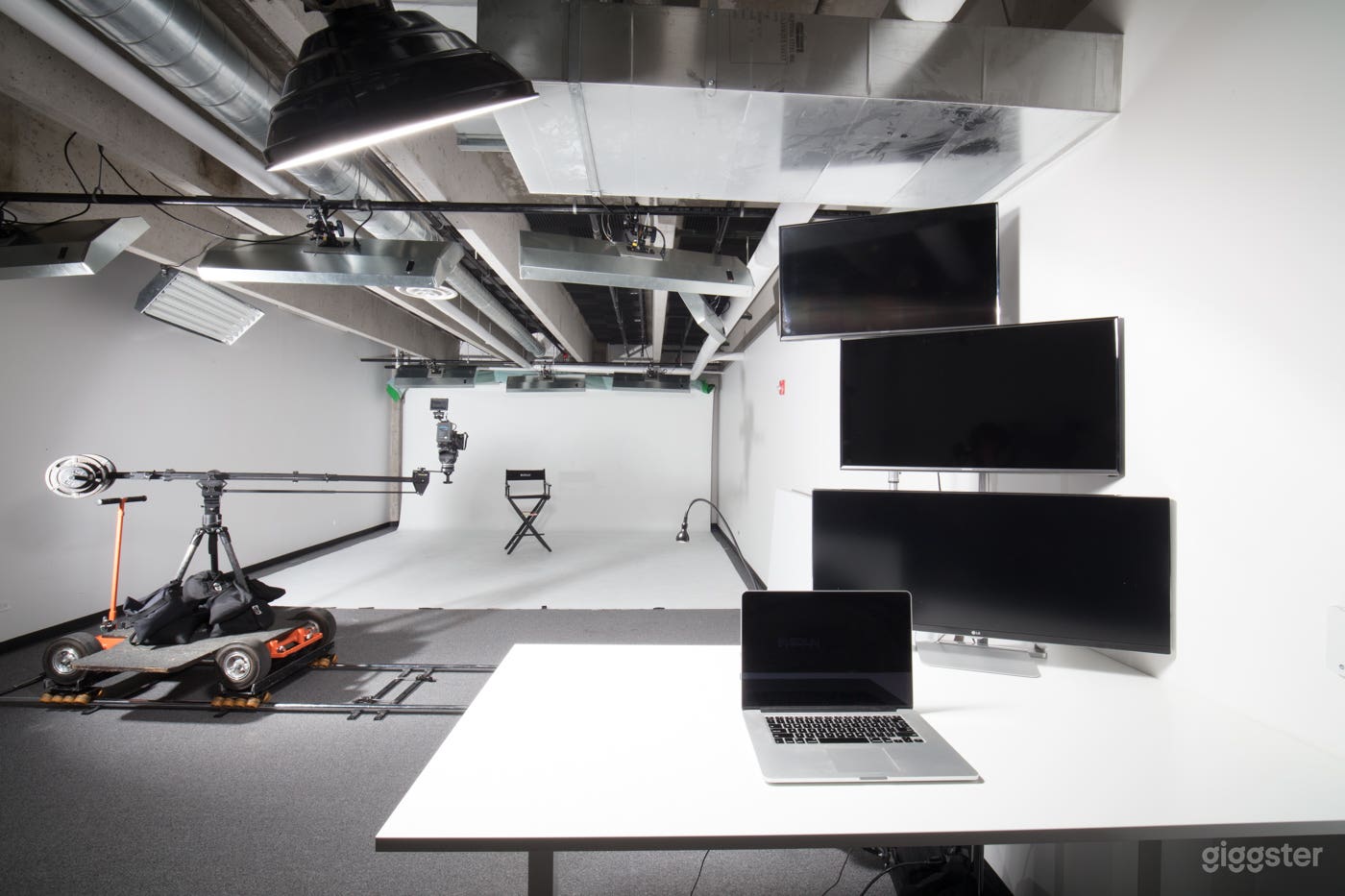 Pro Soundstage Film/Photo Studio with full cycs Photo 2