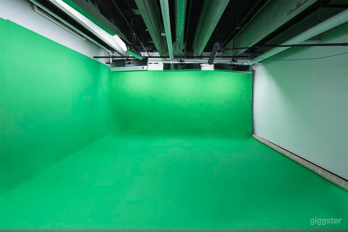 Pro Soundstage Film/Photo Studio with full cycs Photo 1