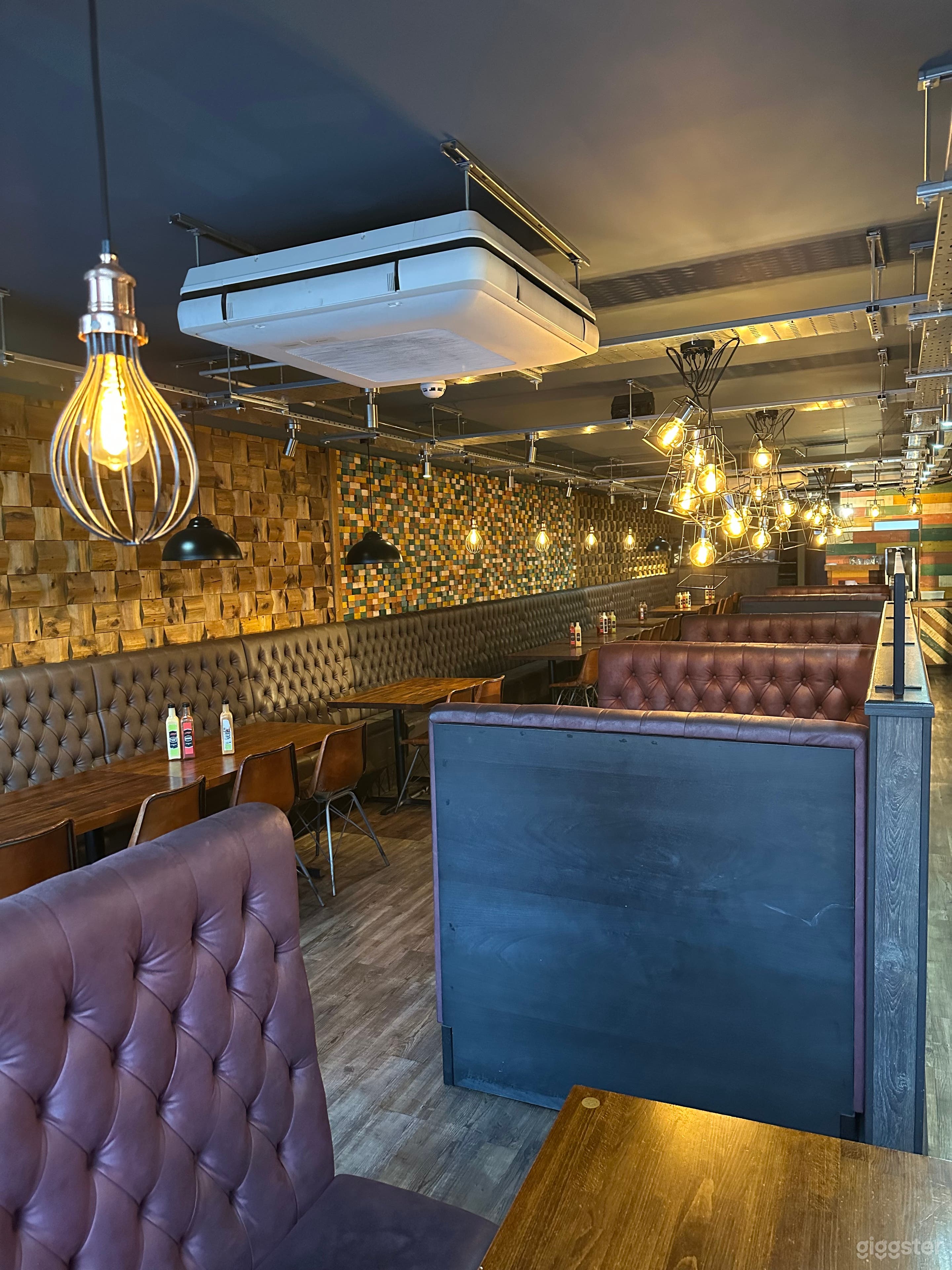 Huge Space with Great Ambiance Photo 4