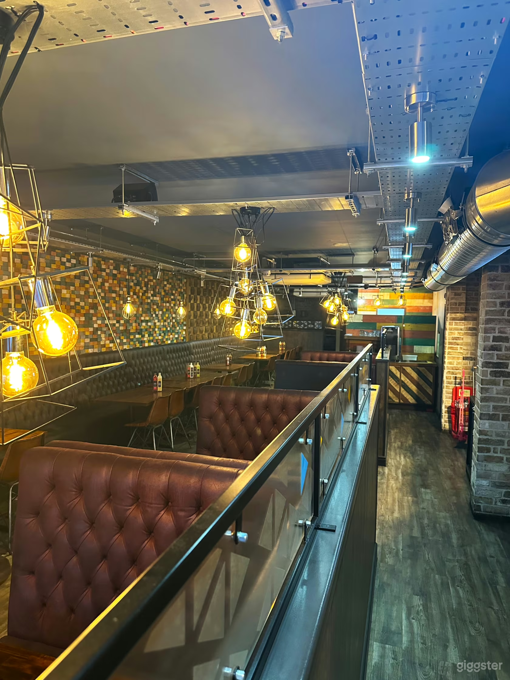 Huge Space with Great Ambiance Photo 3