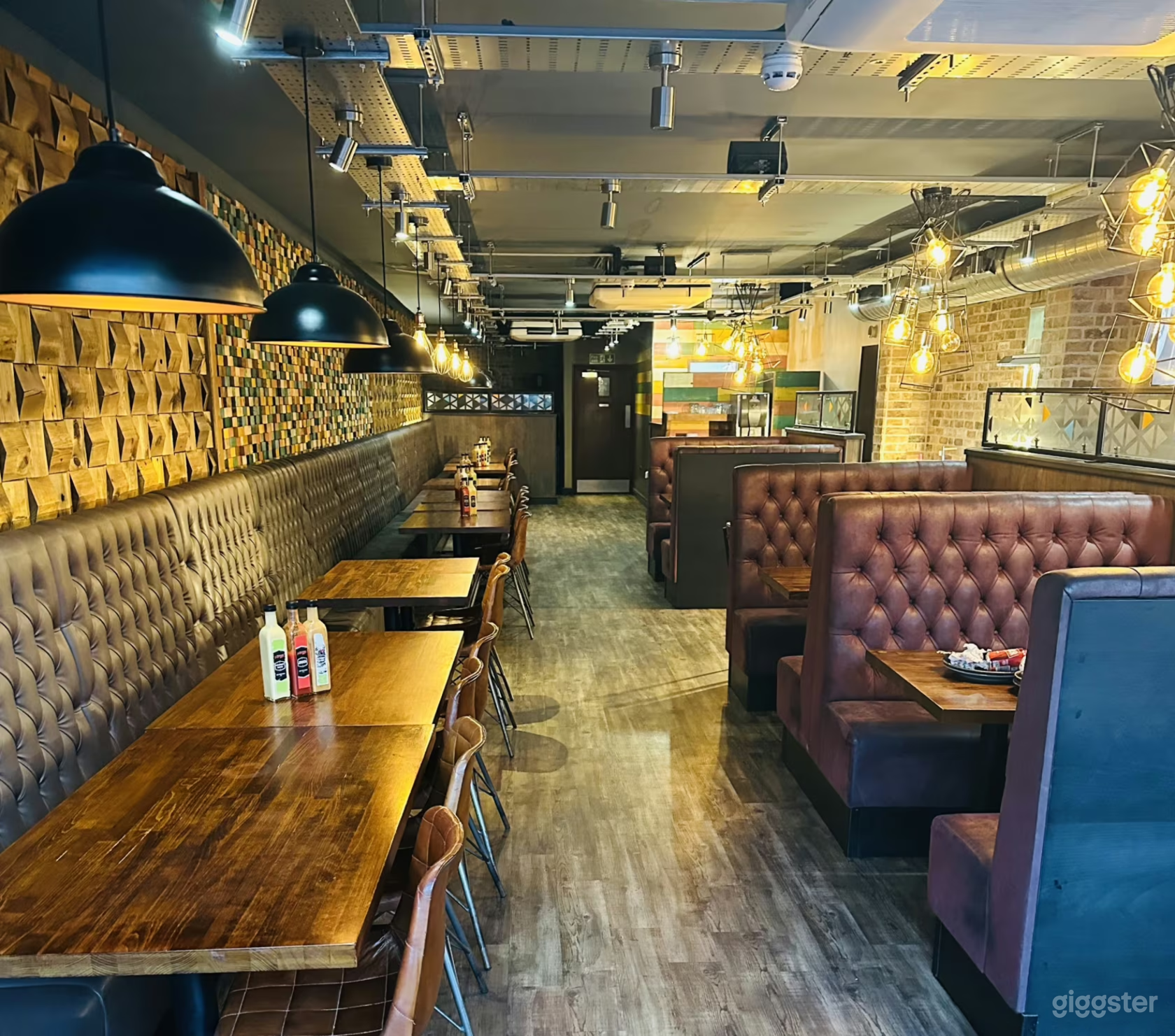 Huge Space with Great Ambiance Photo 2