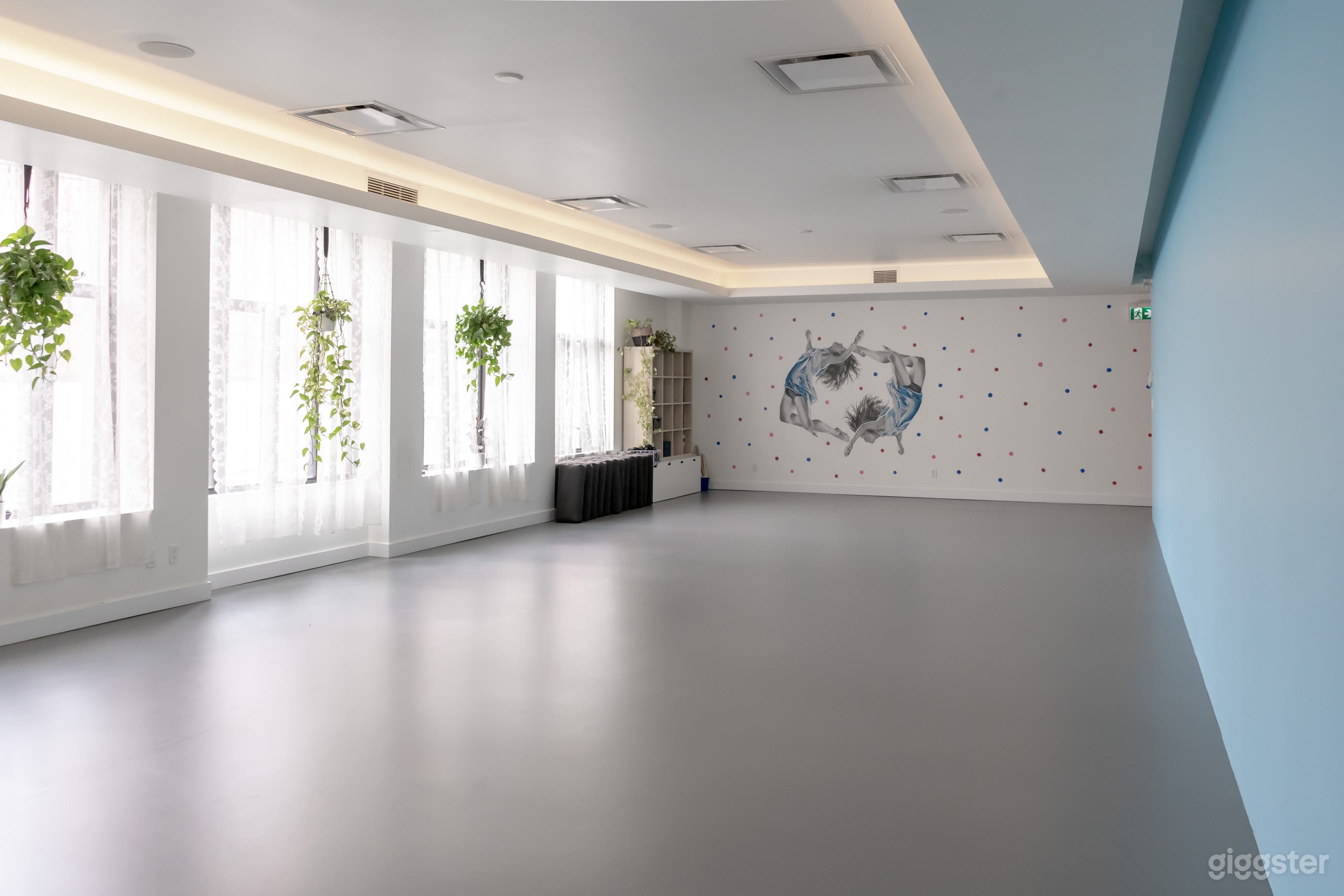 Bright And Welcoming Studio Space Photo 4