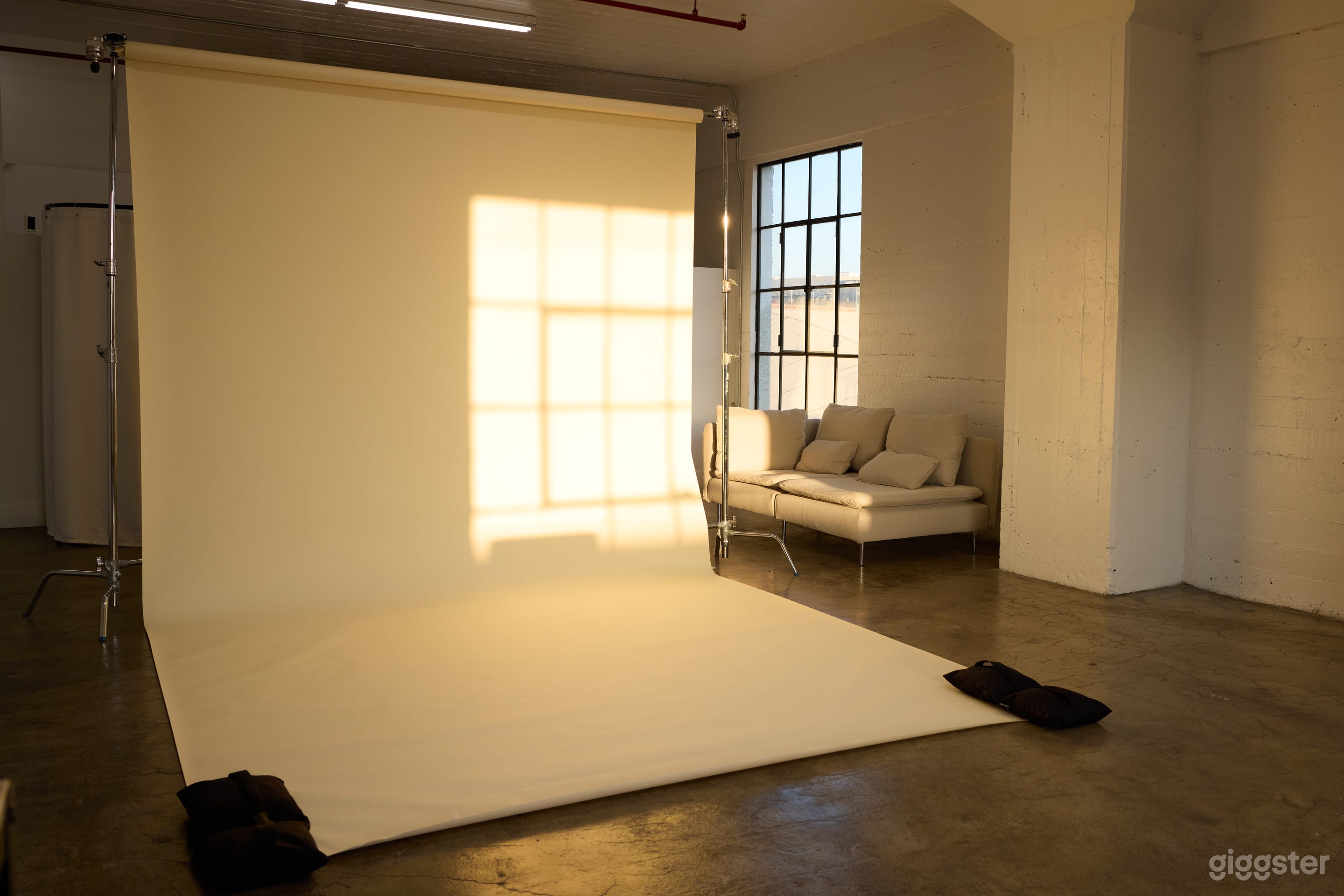 Spacious Natural Light Studio with Profoto Lights  Photo 4
