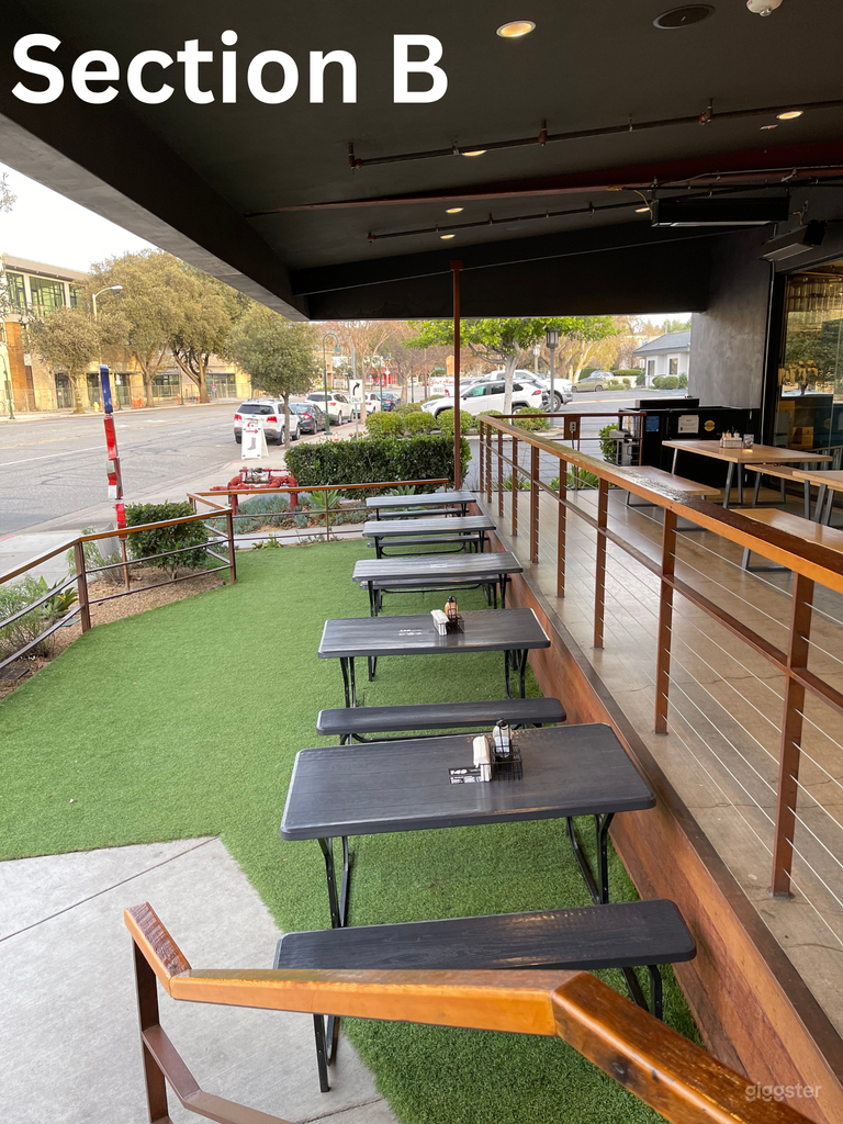  Medio patio de cervecería - terraza frontal 