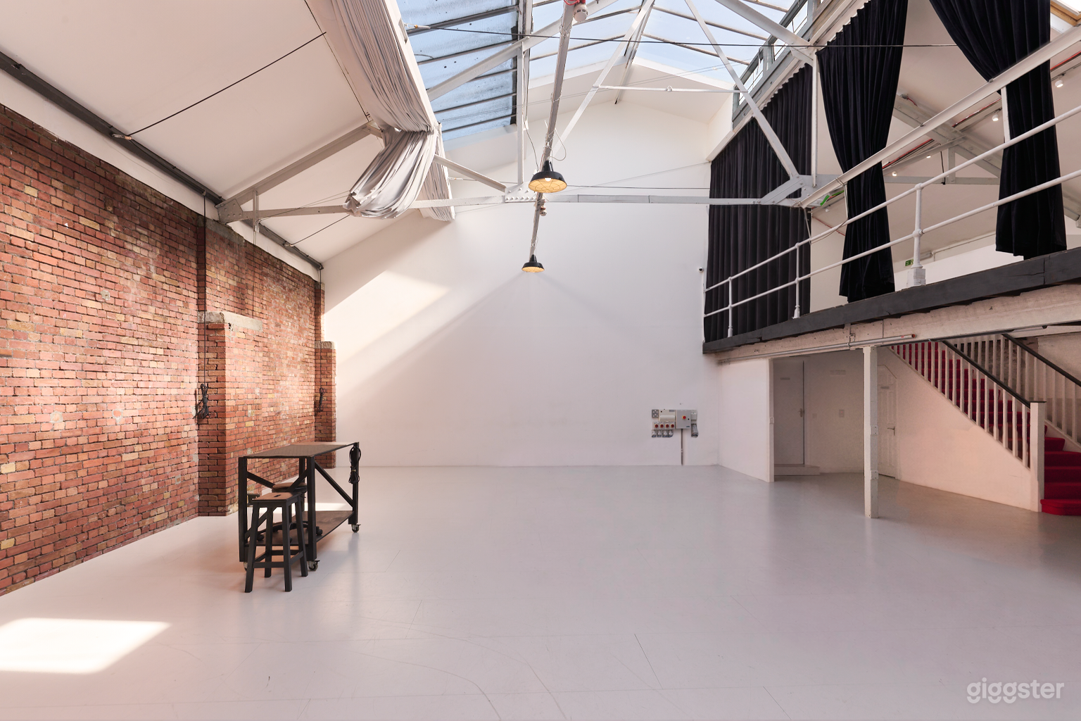 Daylight Studio, Showroom, Cove and blackout  Photo 1