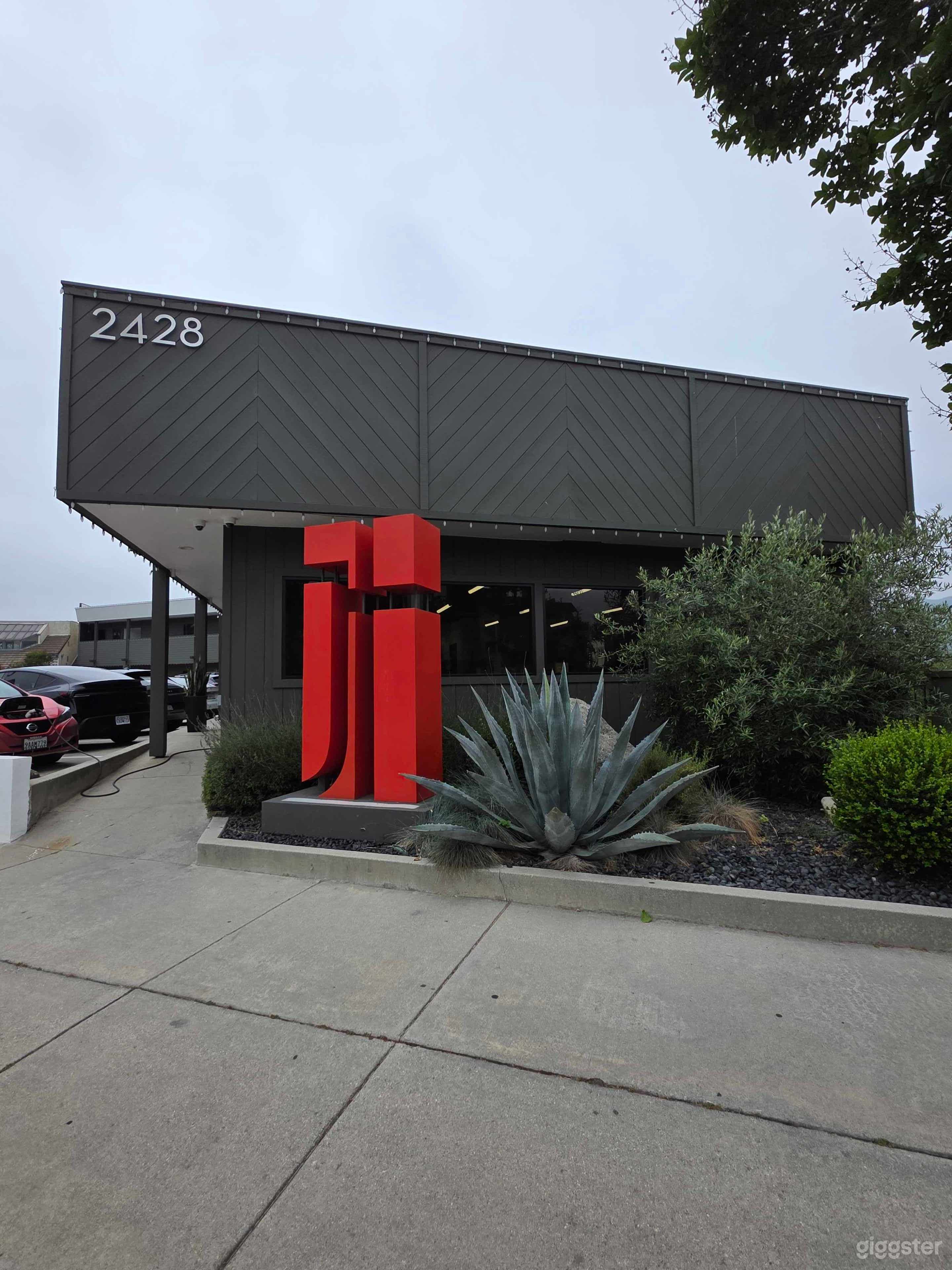 La Crescenta-Glendale Modern Office With Studio and Rooftop Photo 4