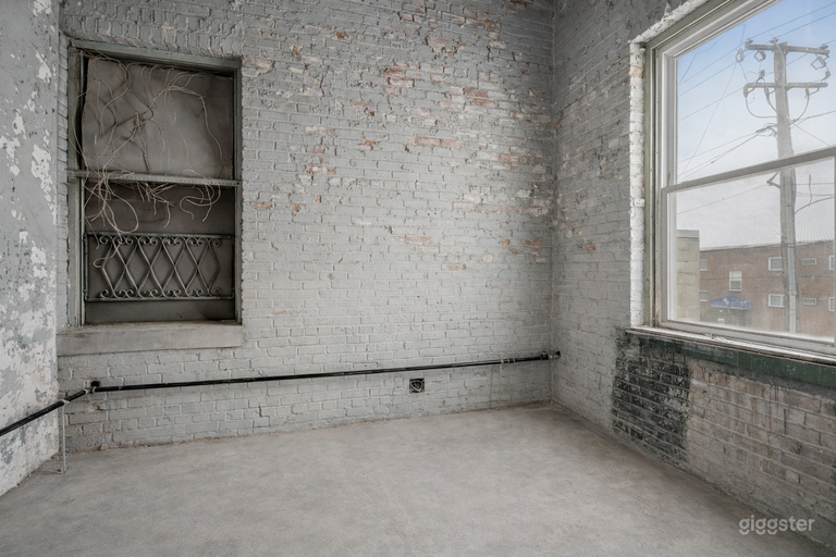  Expansive Industrial Warehouse with 20FT Ceilings & On-Site 