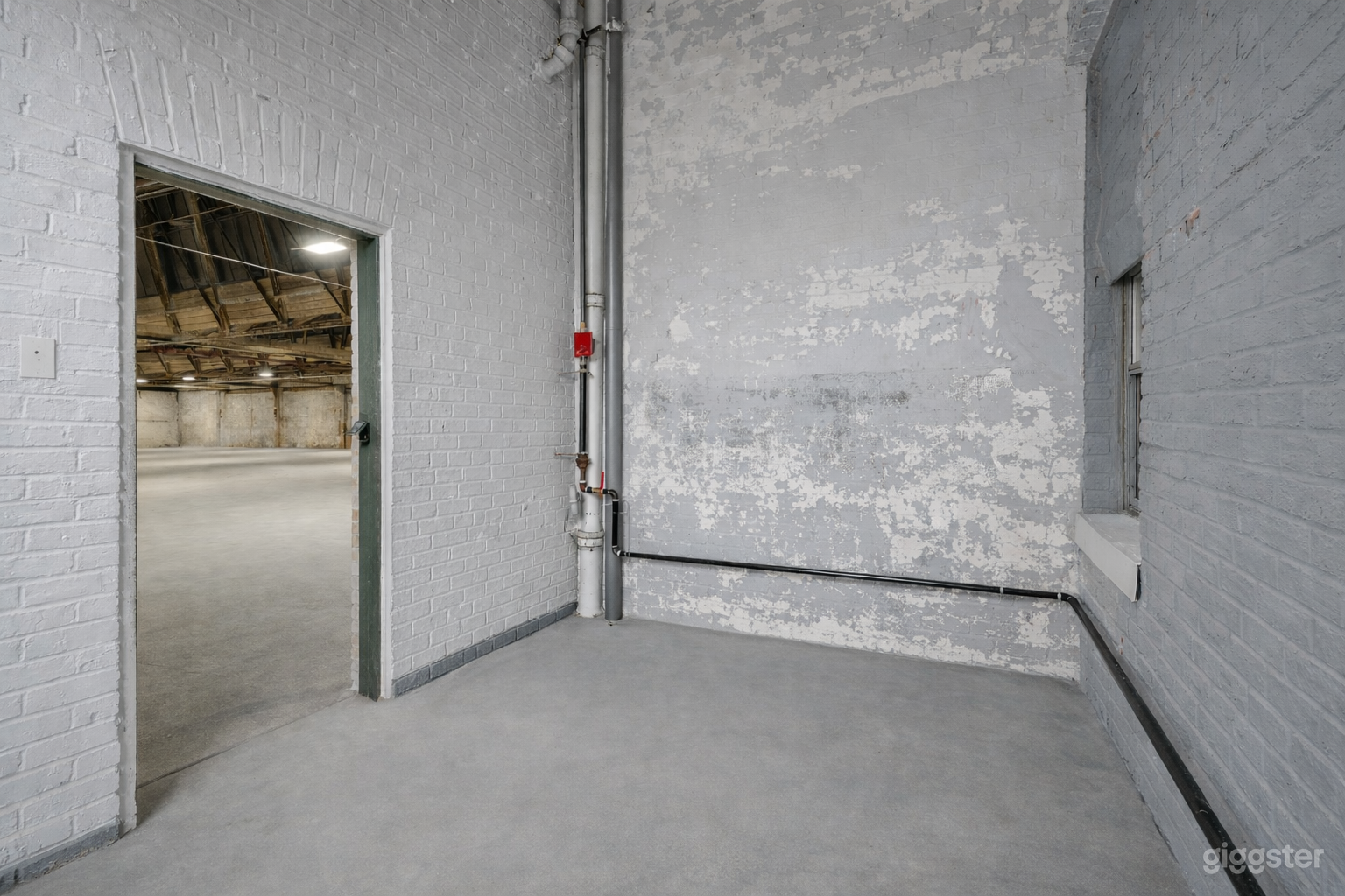 Expansive Industrial Warehouse with 20FT Ceilings & On-Site Photo 4