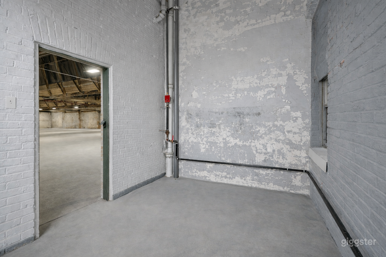  Expansive Industrial Warehouse with 20FT Ceilings & On-Site 