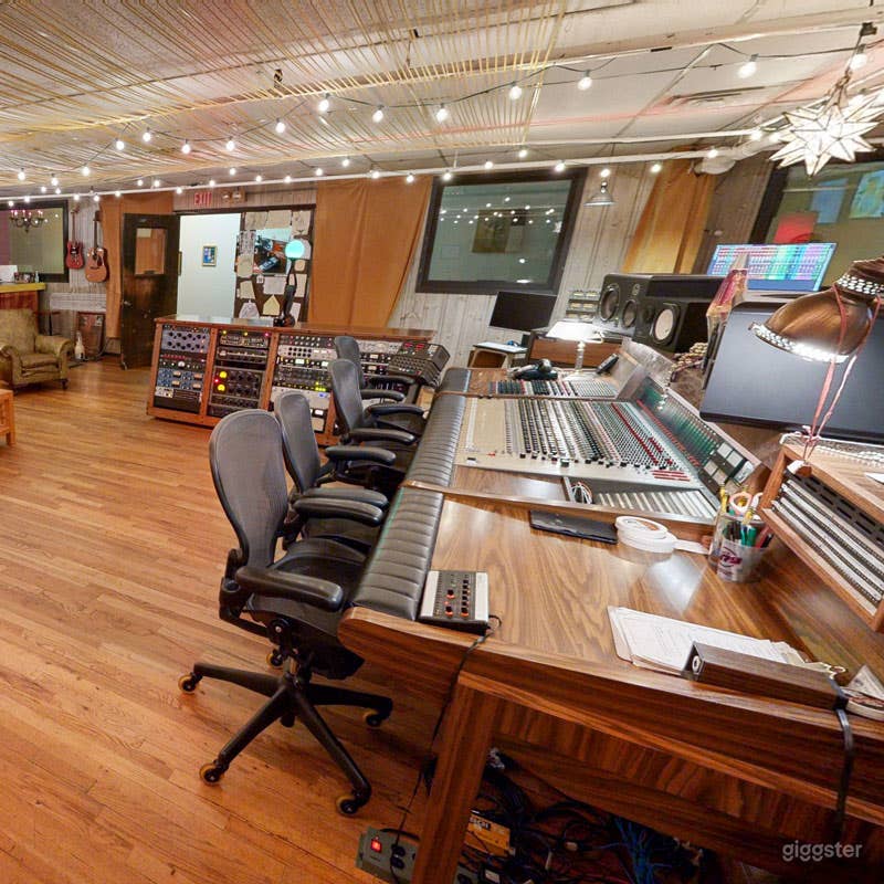 Ultra 70s Vibe Photo/Video/Event Space Photo 2