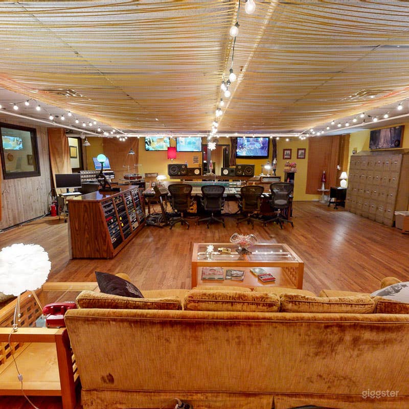 Ultra 70s Vibe Photo/Video/Event Space Photo 4