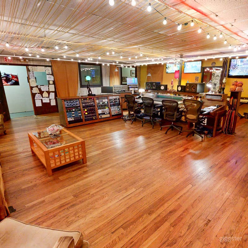 Ultra 70s Vibe Photo/Video/Event Space Photo 1