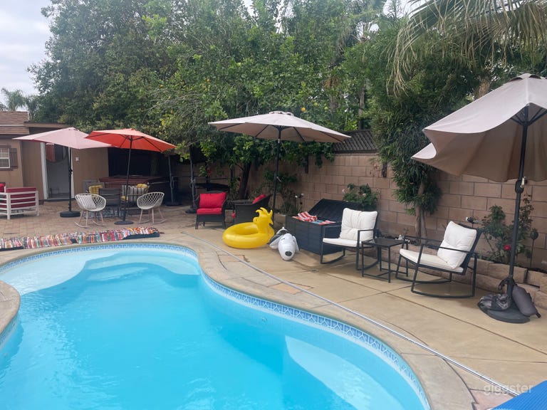  Bräunungsplattform und Sitzbank im flachen Bereich des Pools sind ideal für diejenigen, die einfach nur sitzen oder mit ihren Kindern spielen möchten 