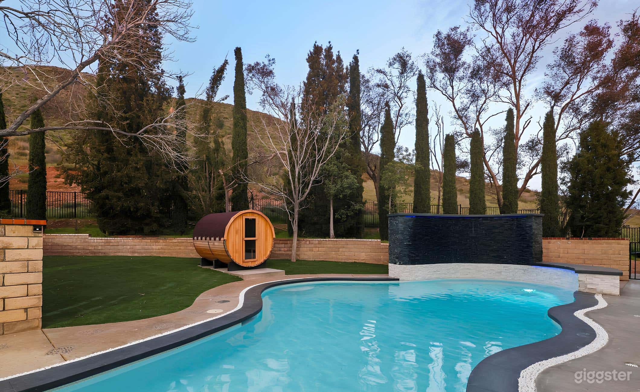 Stunning Pool with Breathtaking Views Photo 1