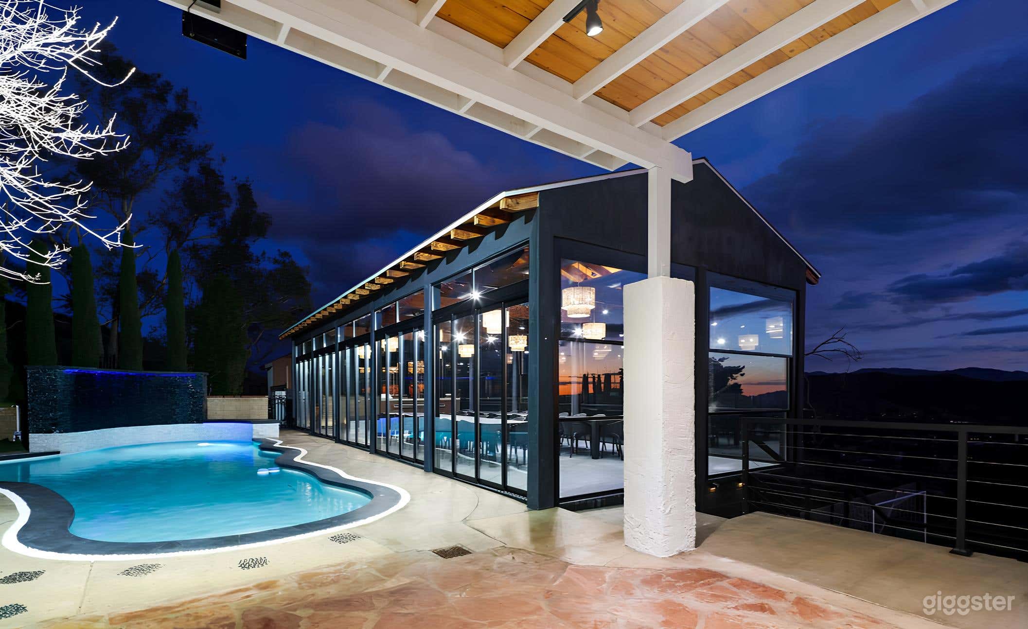 Stunning Pool with Breathtaking Views Photo 3