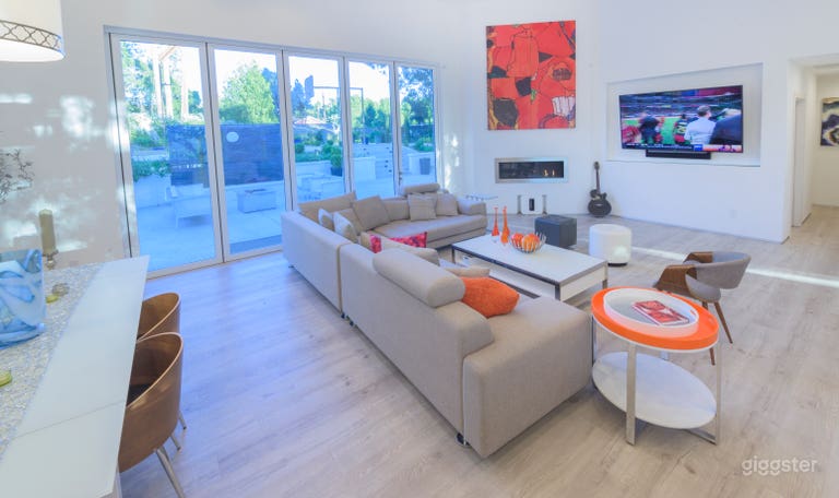  Huge 50 inch ultra modern fireplace.
85 inch TV.
In ceiling hidden speakers.
SONOS whole house audio system. 