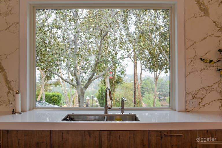  GREAT view for cooking/food videos and photoshoots. 