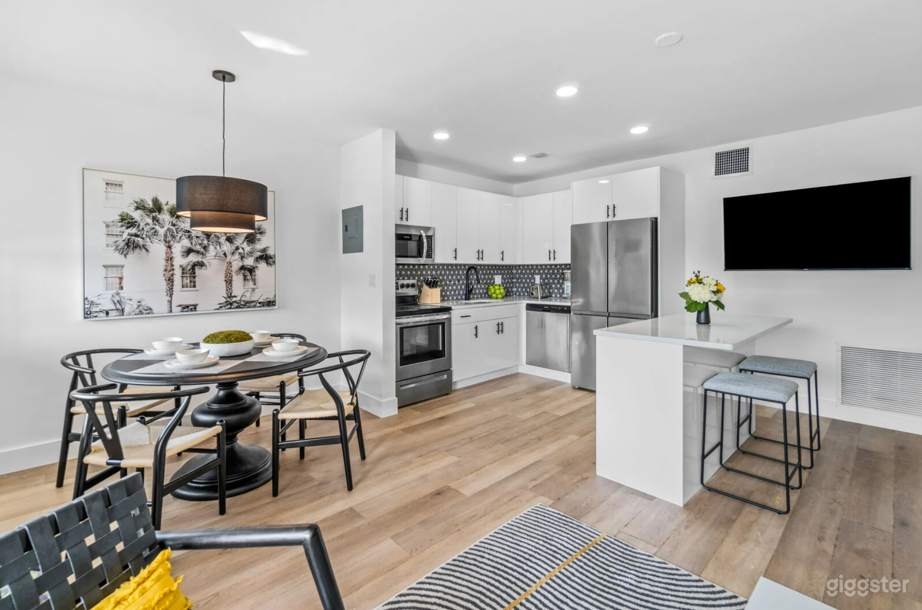 #261 Apt 3 Sunny Apartment near the Beach Photo 3