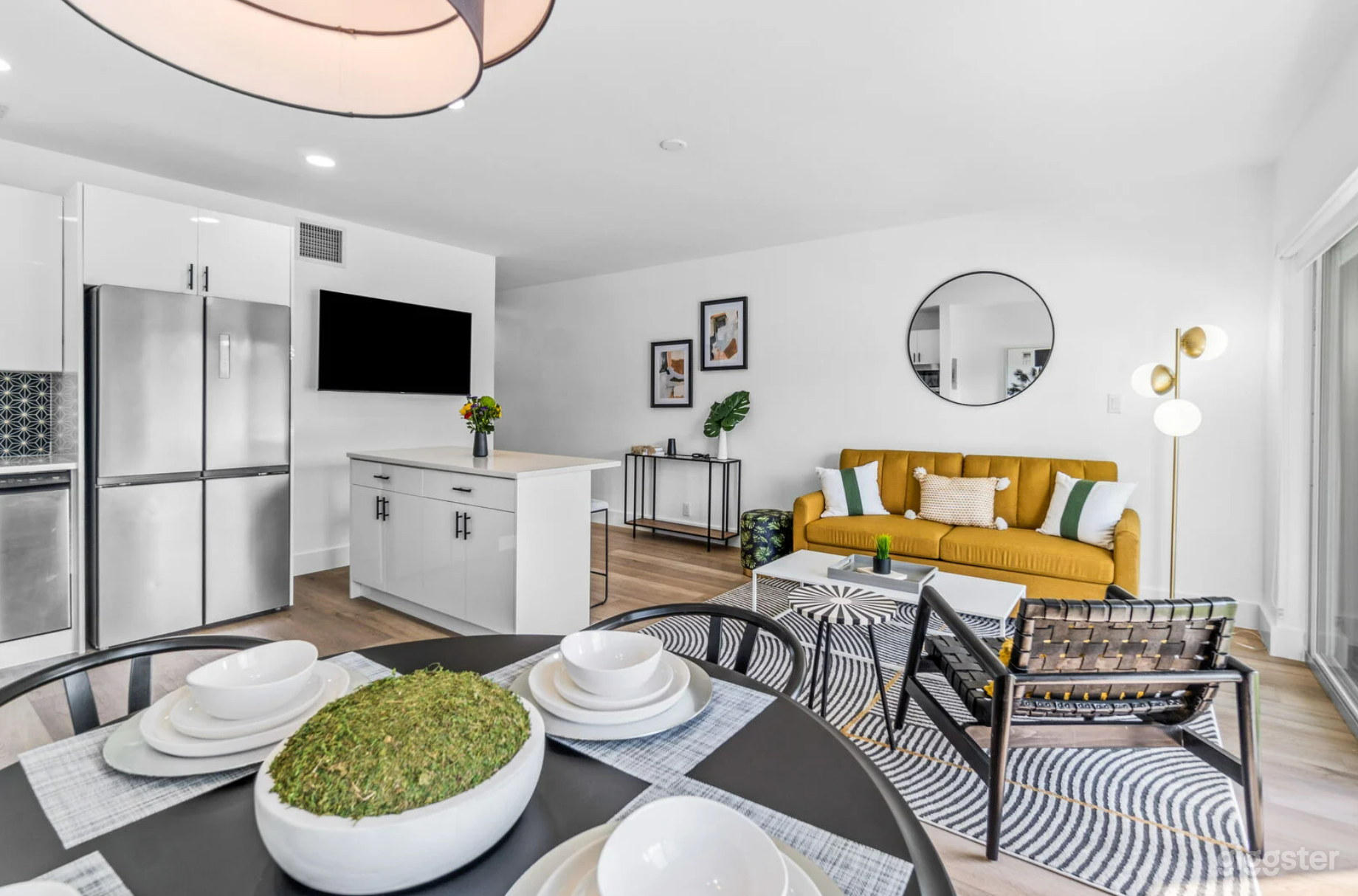 #261 Apt 3 Sunny Apartment near the Beach Photo 4