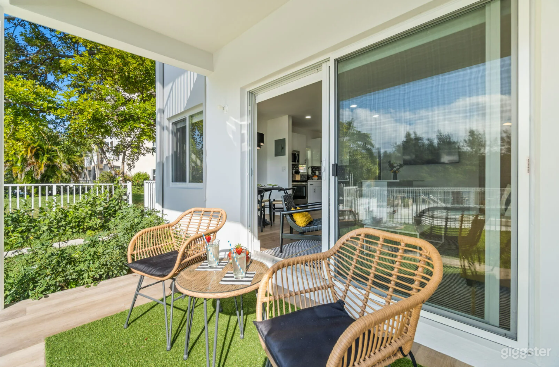 #261 Apt 3 Sunny Apartment near the Beach Photo 1