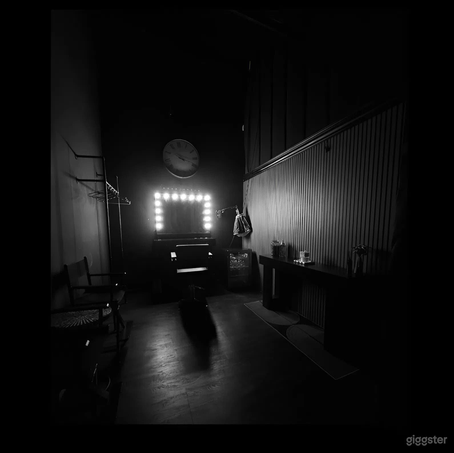 Versatile Pre-Lit Cyclorama Studio with RGB Lighting Photo 4