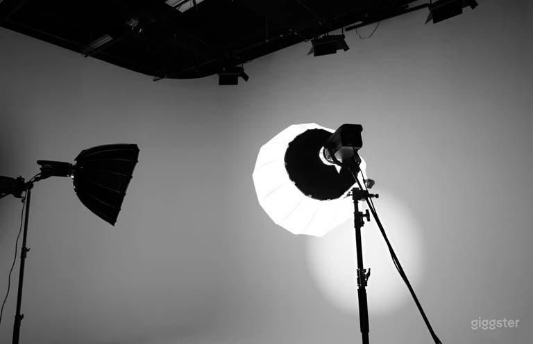  Studio cyclorama polyvalent pré-éclairé avec éclairage RGB 