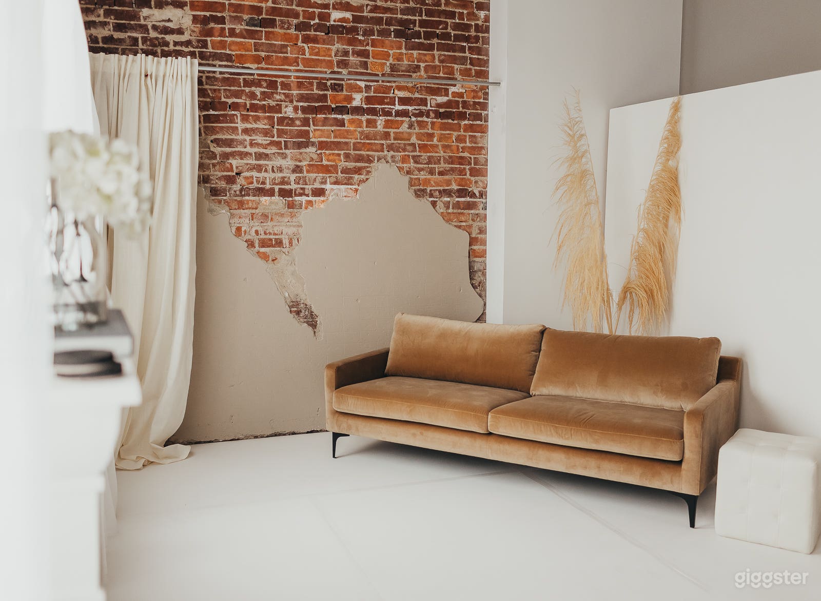 Urban Photo Studio with Abundant Natural Light Photo 2