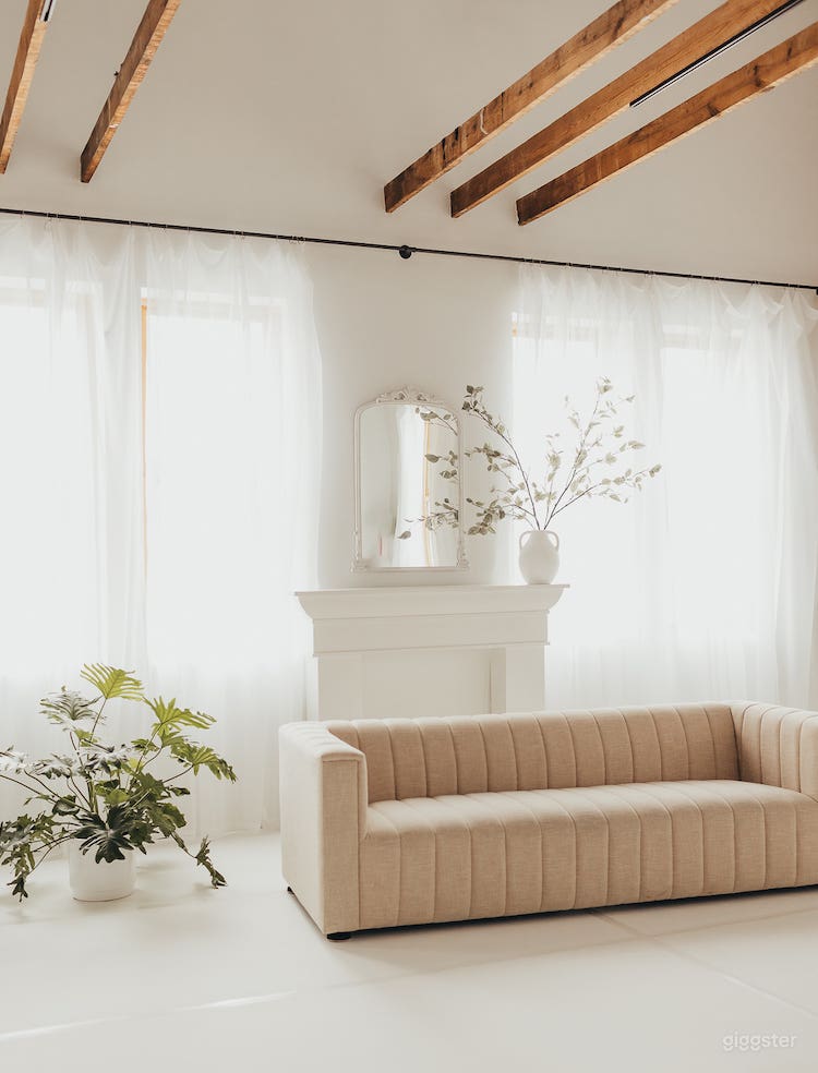 Urban Photo Studio with Abundant Natural Light Photo 1