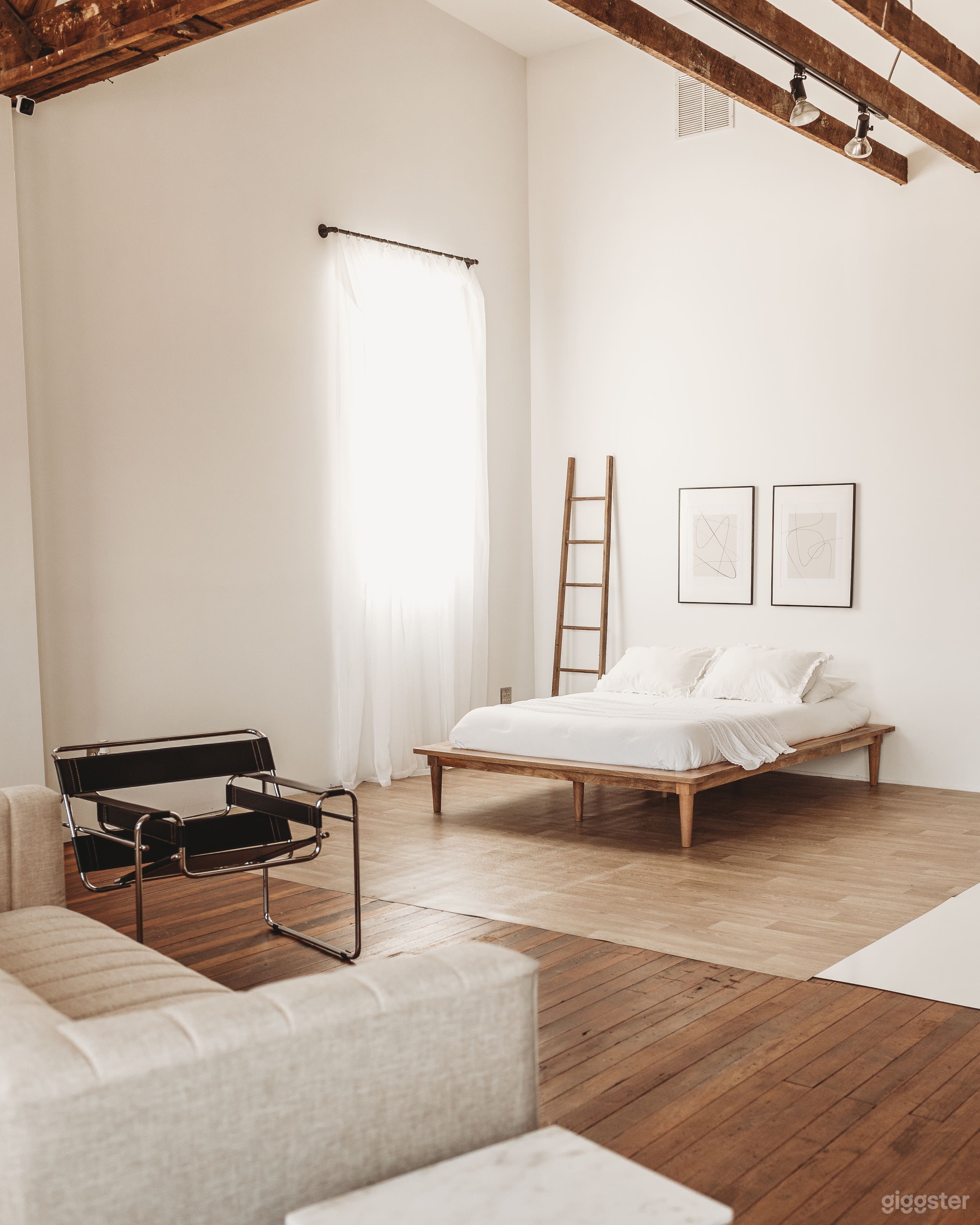 Urban Photo Studio with Abundant Natural Light Photo 4