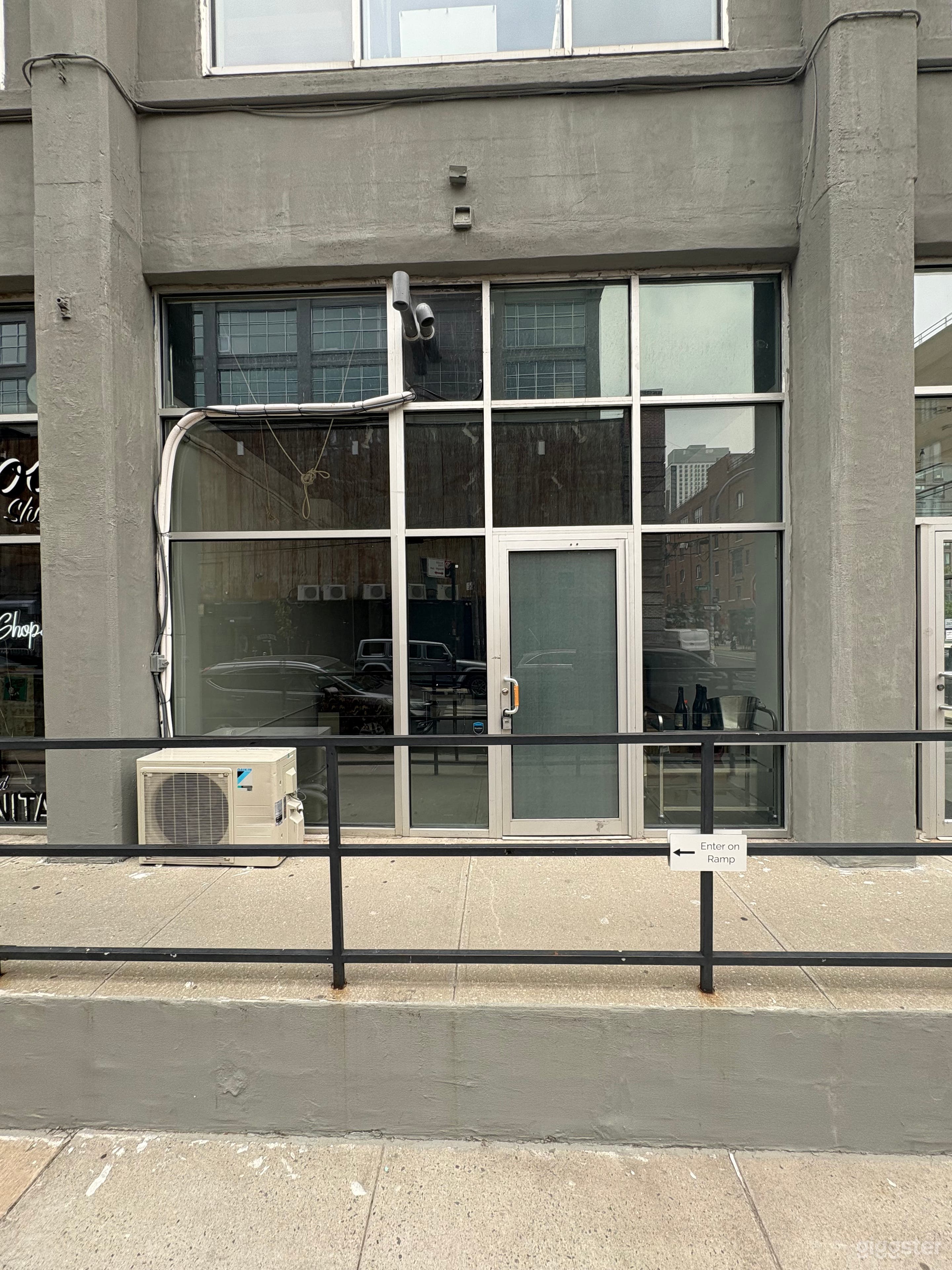 Bright Modern Gallery with Natural Light Photo 4