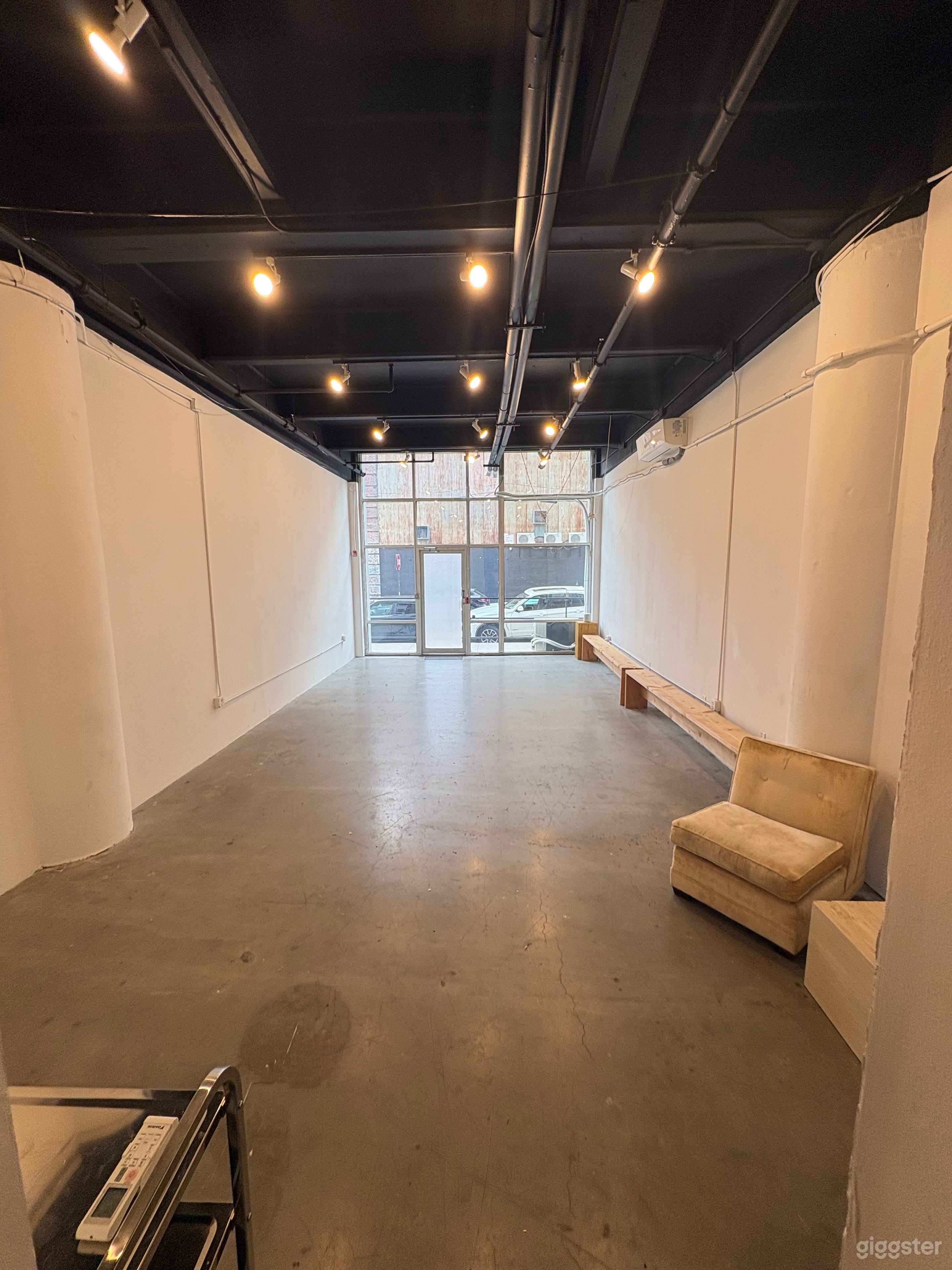 Bright Modern Gallery with Natural Light Photo 1