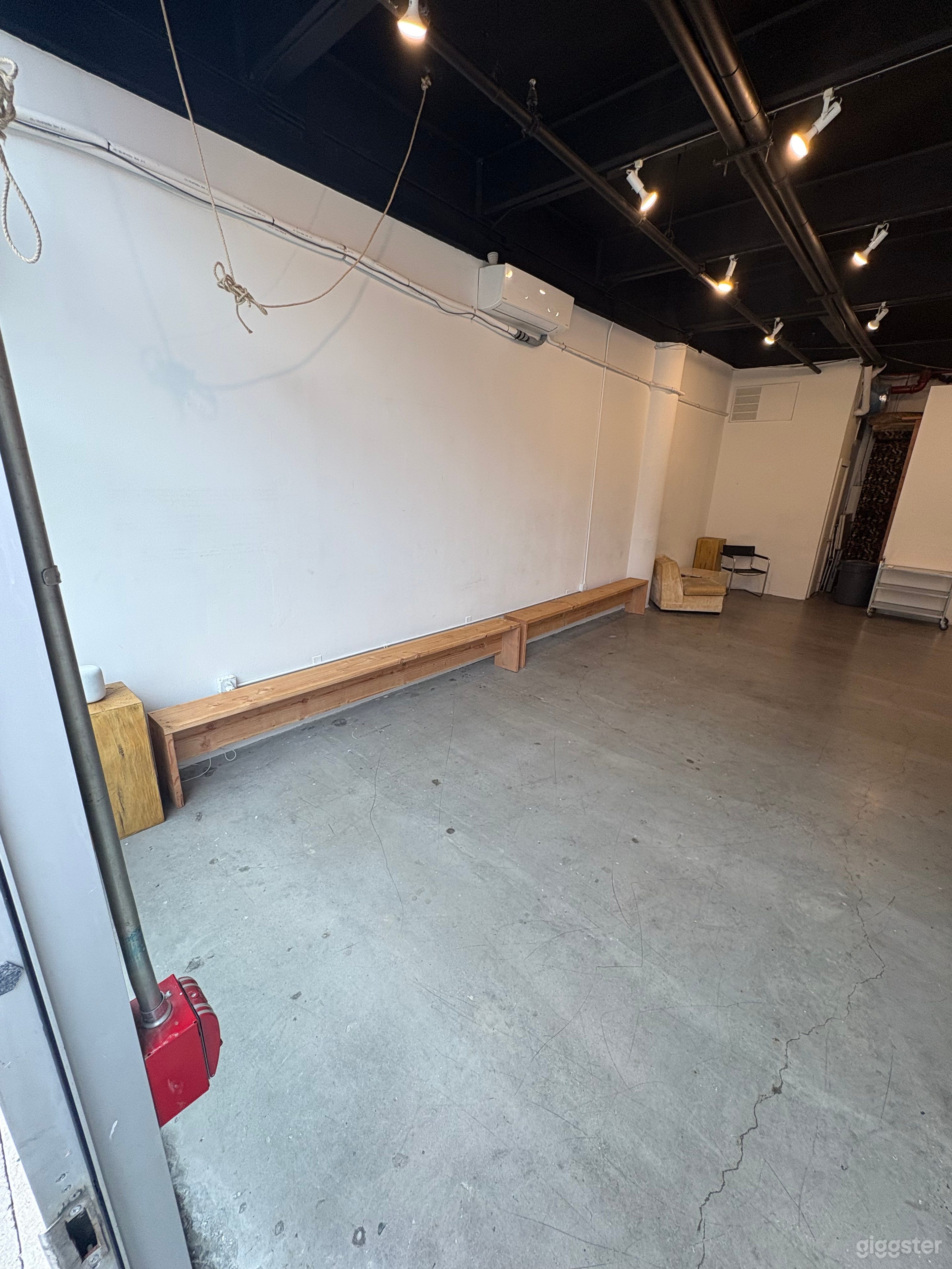 Bright Modern Gallery with Natural Light Photo 3