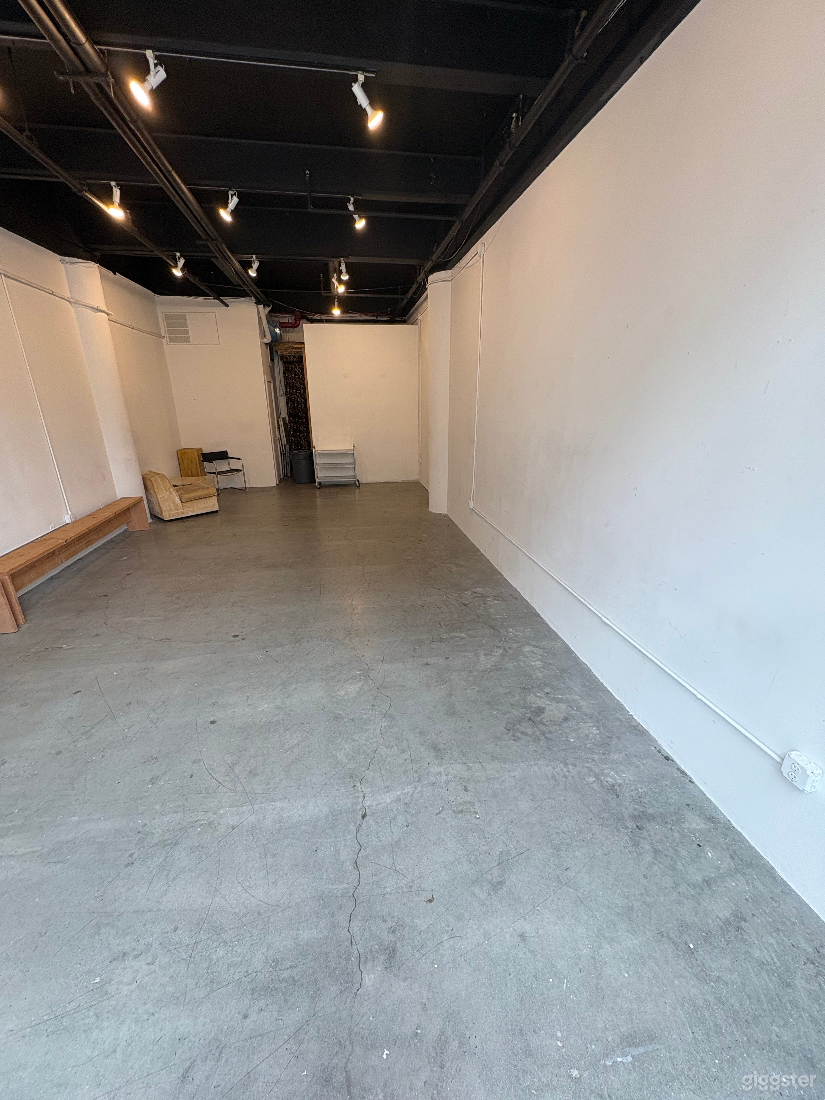 Bright Modern Gallery with Natural Light Photo 4