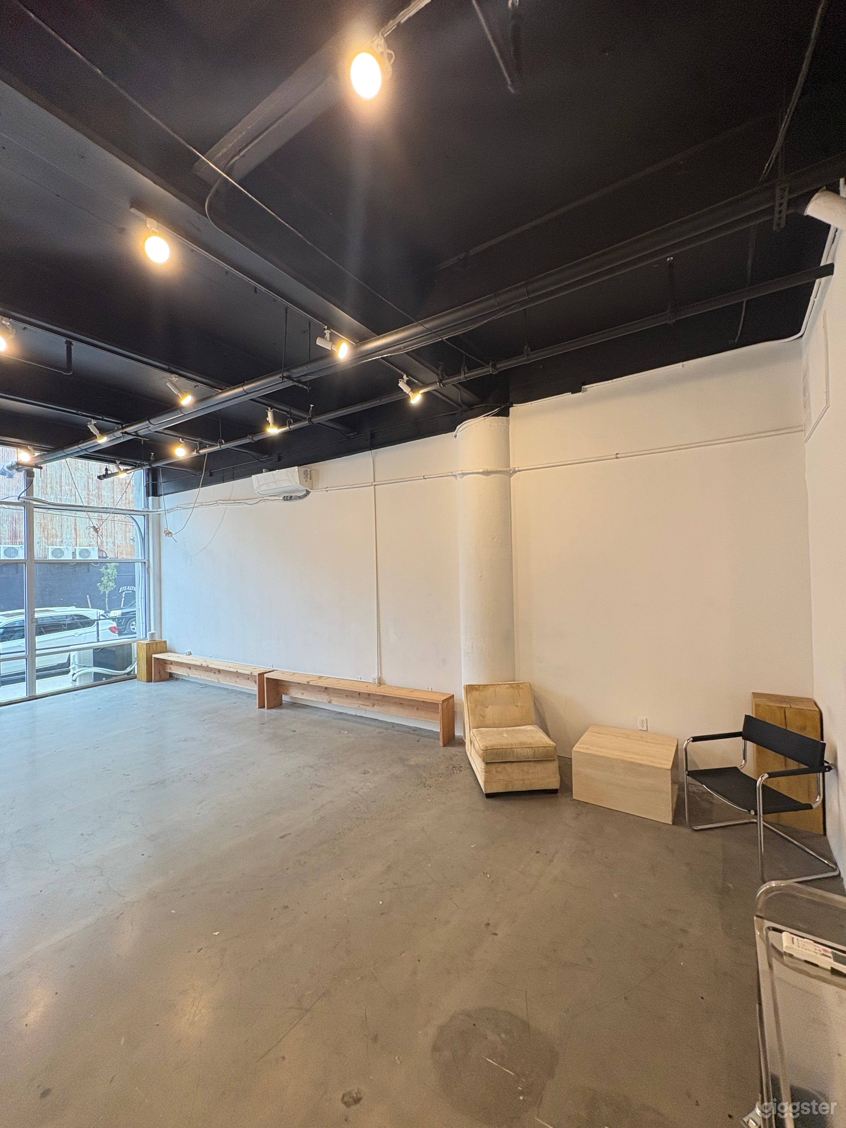 Bright Modern Gallery with Natural Light Photo 2